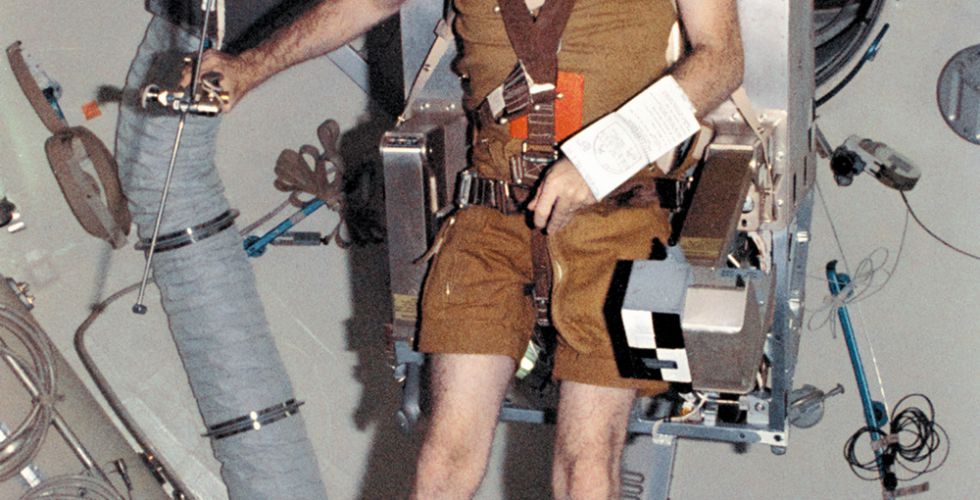Астронавт Джеральд Карр внутри станции Skylab испытывает установку ASMU