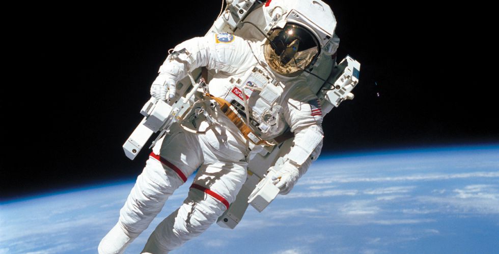 Брюс МакКендлесс в свободном полете на «кресле» MMU