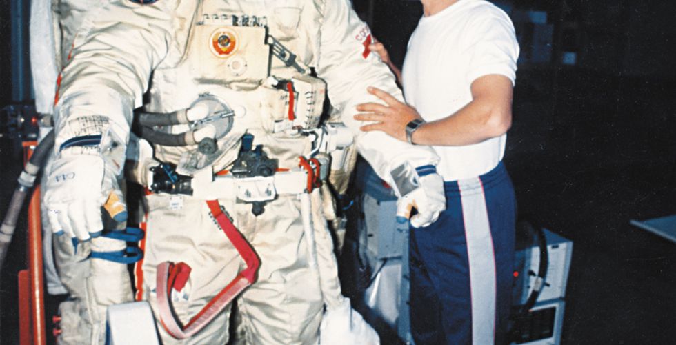 Александр Серебров (в скафандре) и Александр Викторенко осваивают «космическое кресло» на тренировках
