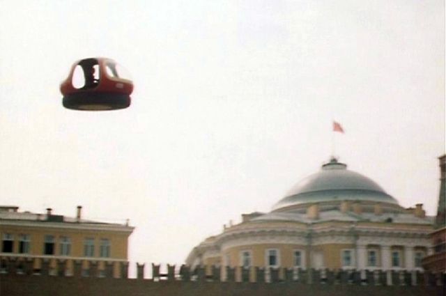 Над Кремлём алеет красный флаг, исчезнувший оттуда в 1991 году.