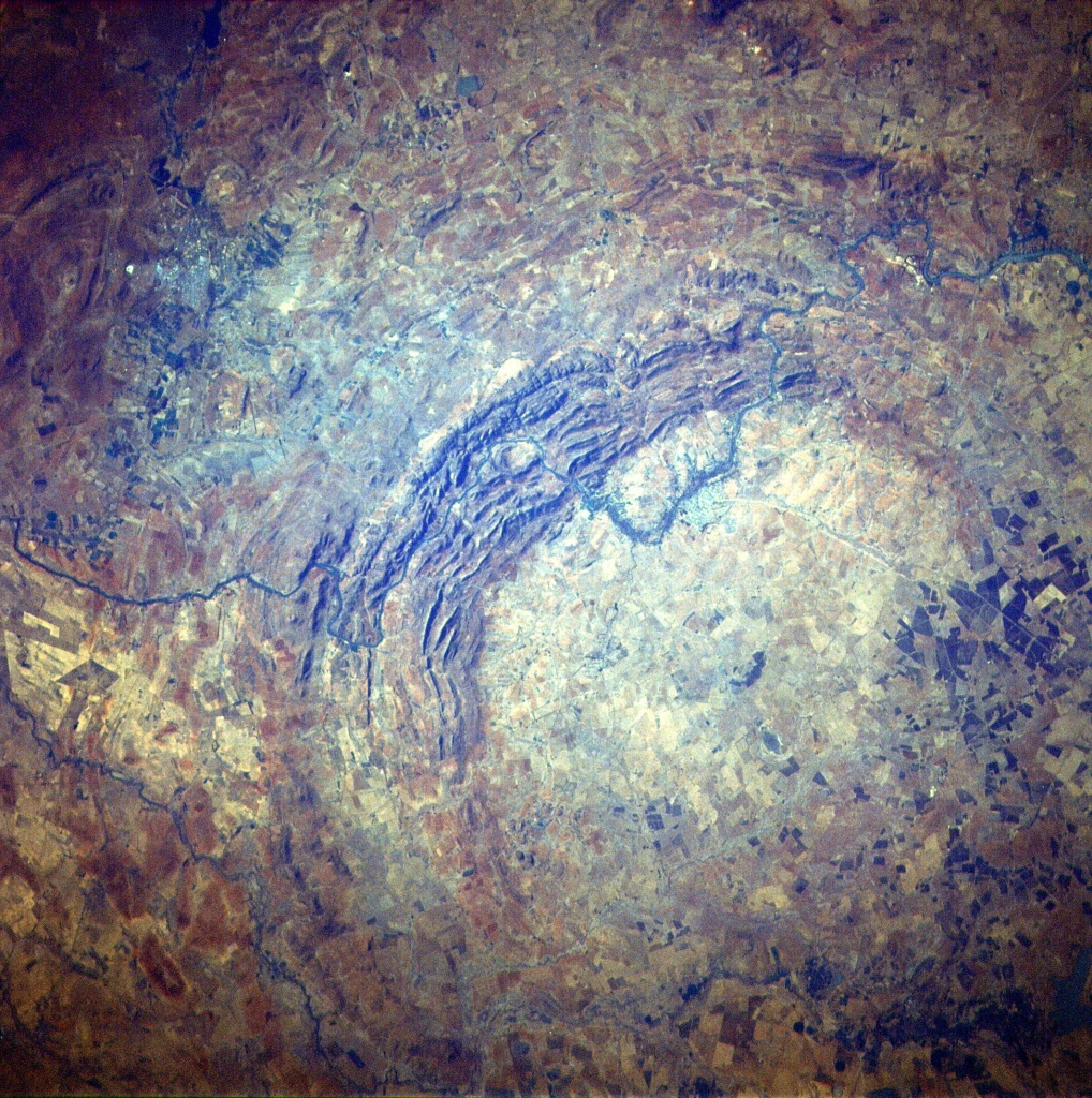 Ударный кратер Вредефорт, ЮАР, диаметр 300 км. Снимок из космоса.