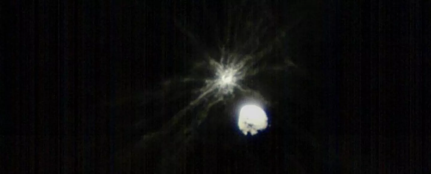 Момент столкновения аппарата DART с астероидом Диморф, зафиксированный камерой спутника LICIACube