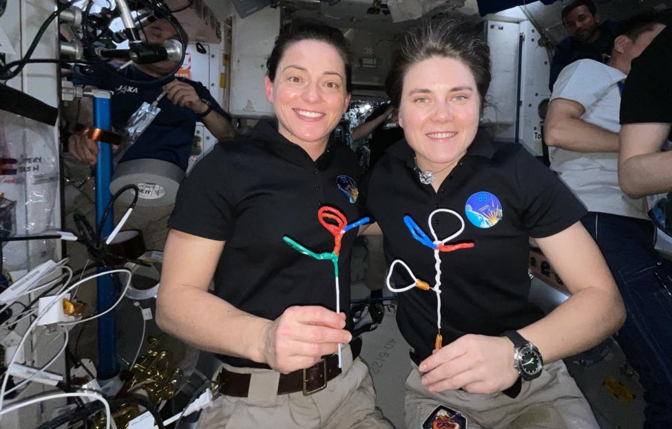 Космонавты подарили женщинам на МКС самодельные цветы