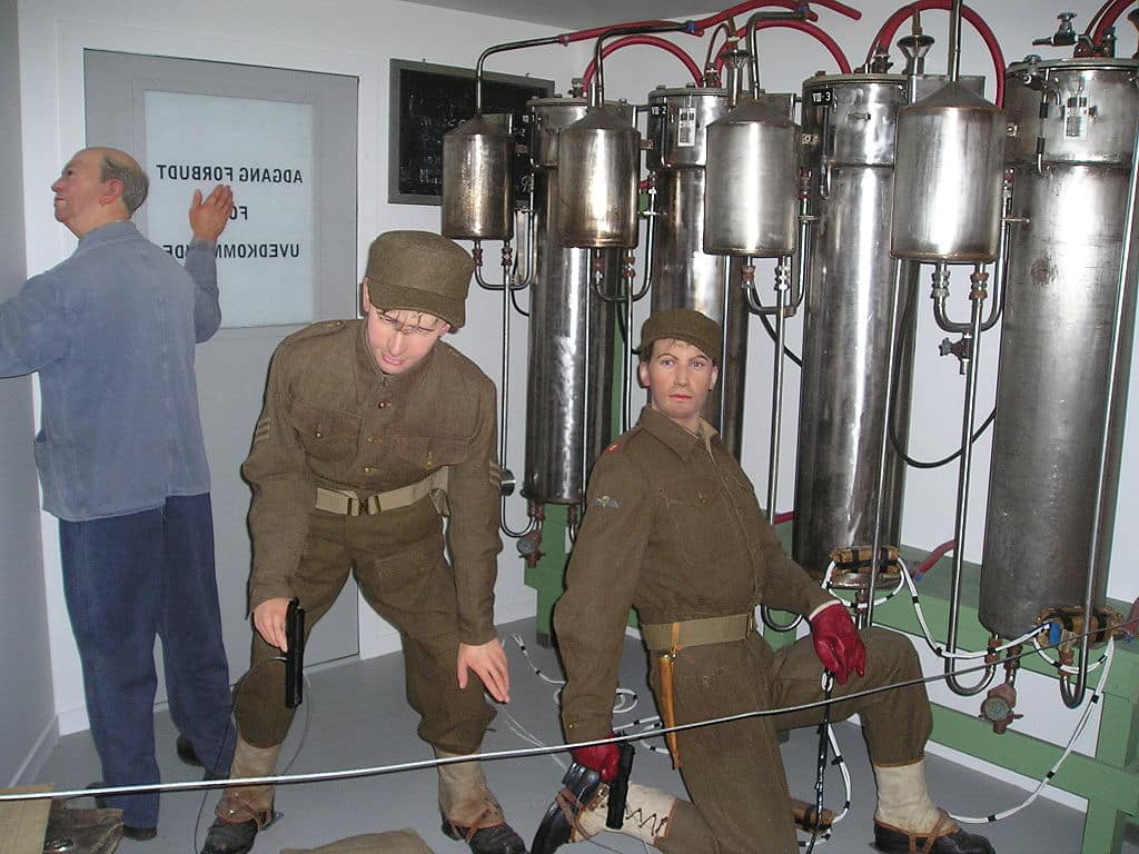 Британские парашютисты и элементы норвежской установки по получению тяжелой воды, которую они минировали. Современная музейная реконструкция / ©Wikimedia Commons