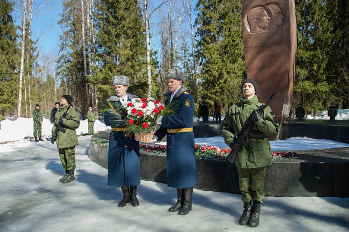 Обелиск памяти Ю.А. Гагарина и В.С. Серёгина на месте авиакатастрофы.