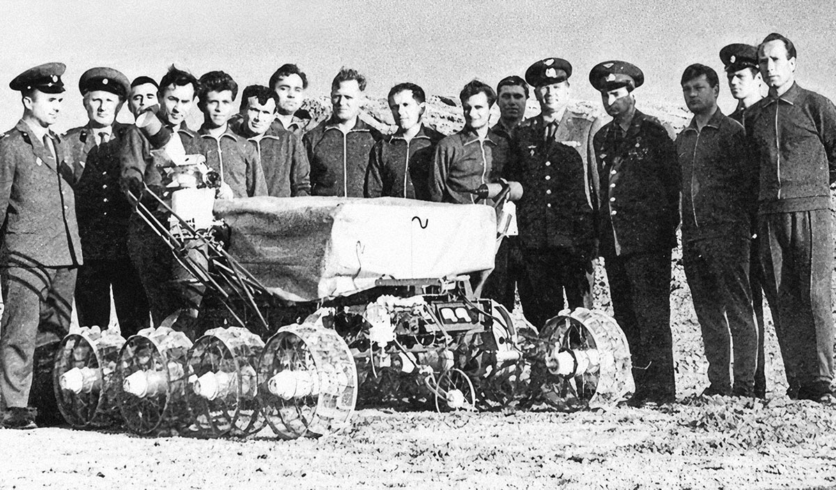 Экипаж советского дистанционно управляемого лунохода