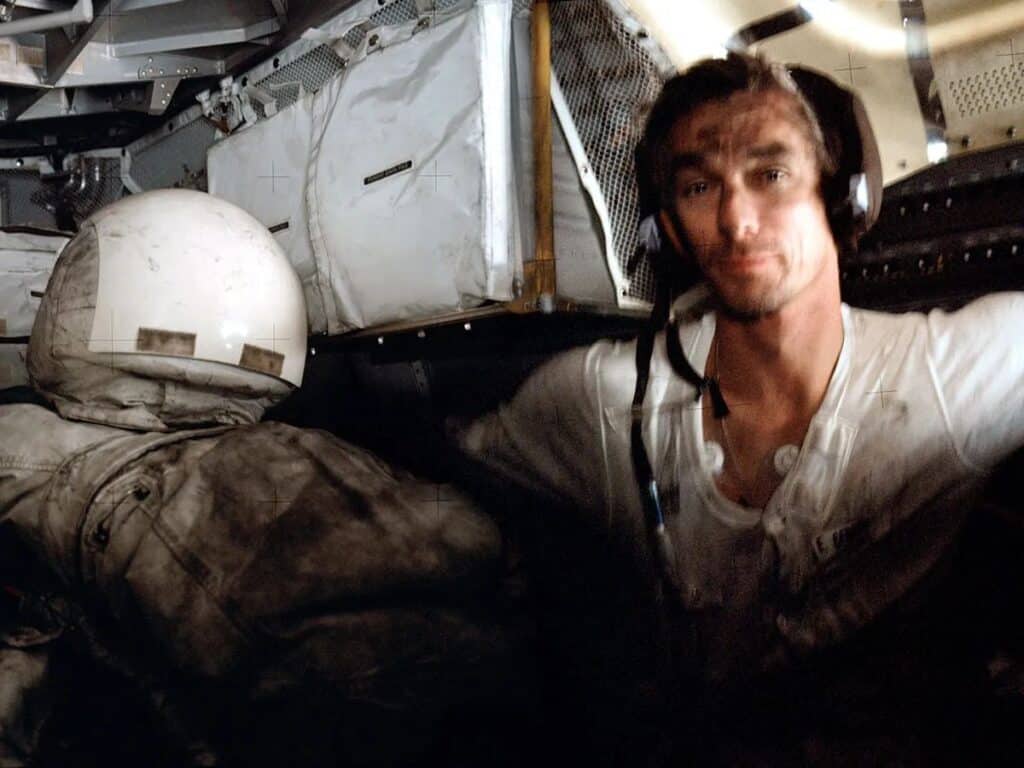 После снятия скафандра астронавт оставался в нижнем белье, которое тоже было довольно грязным / ©Wikimedia Commons