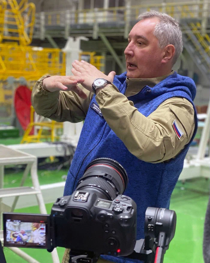 Дмитрий Рогозин руководит съёмочным процессом на площадке 254 на космодроме Байконур. Фото: Татьяна Рогозина height=875px width=700px