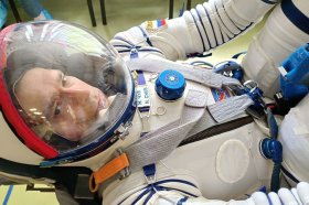 Как космонавты примеряют скафандры перед полетом на МКС