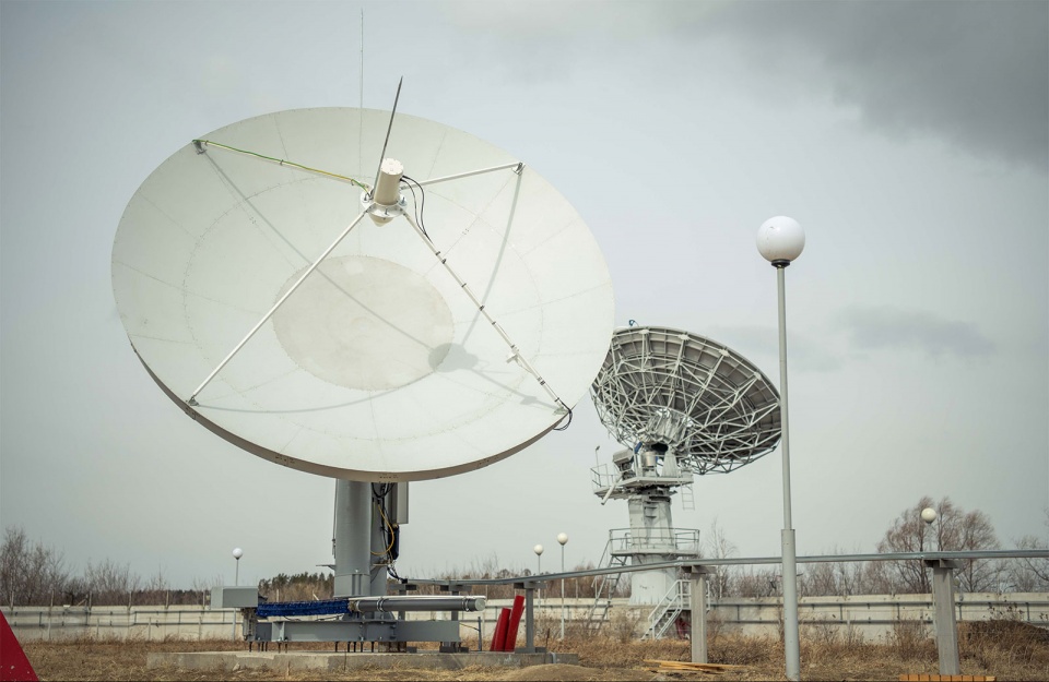 Антенная система станции СПИАБ-1 принимает сигналы от спутника «Луч-5В»