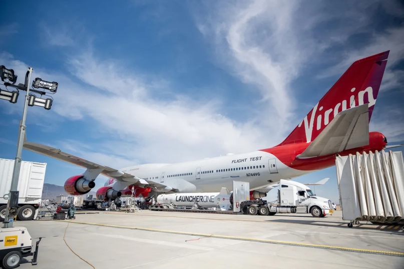 LauncherOne компании Virgin Orbit и платформа Cosmic Girl готовятся к запуску в авиакосмическом порту Мохаве в Калифорнии. Фото: Virgin Orbit