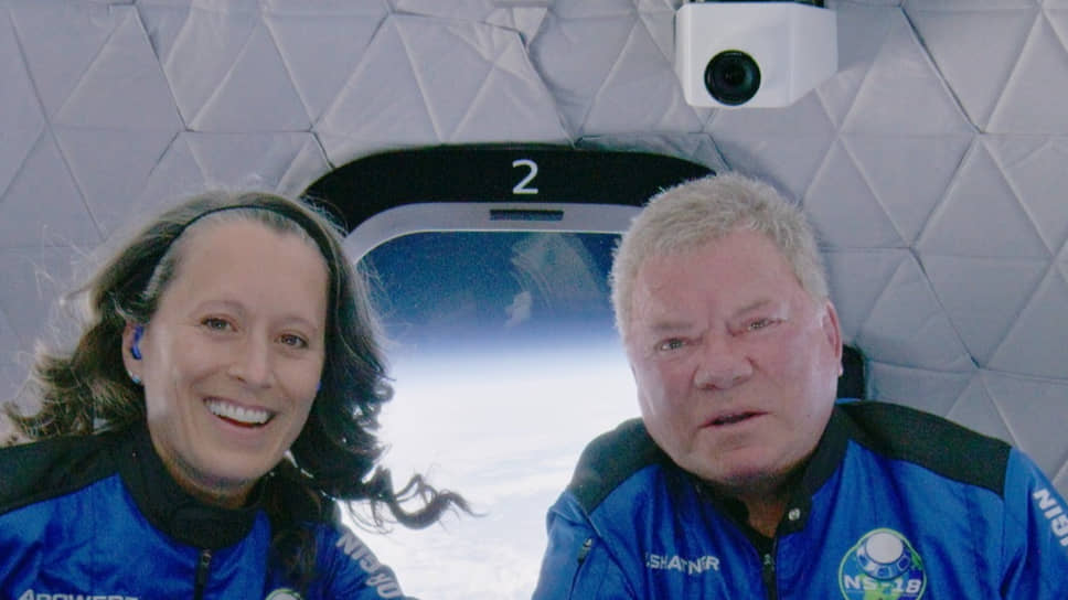 13 октября 2021 года 90-летний актер, исполнитель роли Джеймса Тиберия Кирка, капитана звездолета «Энтерпрайз» в франшизе «Звездный путь» Уильям Шетнер на корабле Blue Origin совершил суборбитальный полет, став самым пожилым человеком, побывавшим в космосе