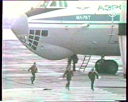 Первые дети из числа заложников бегут от «Ил-76» в аэропорту Минеральных Вод