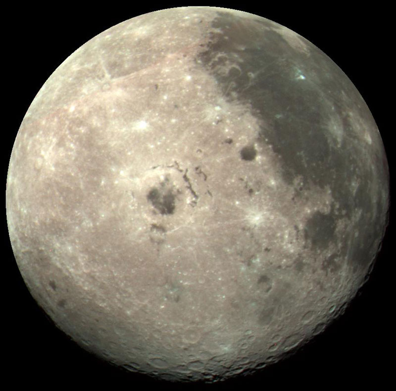Луна. Кратер Море Восточное (в центре). Фото АМС «Галилео» (NASA), 1990 г.