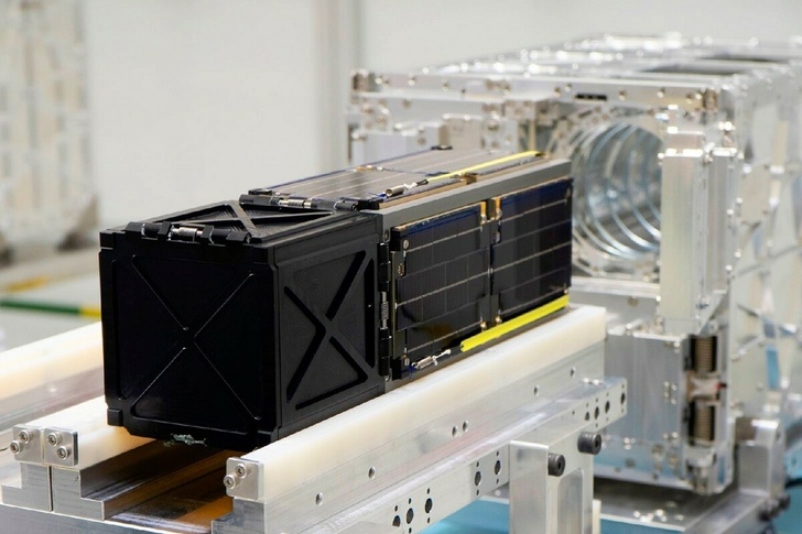 Спутник «СтратоСат ТК-1». На переднем плане — пусковой контейнер с пикосатами