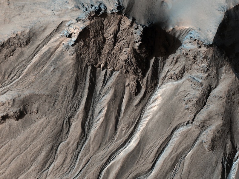 Склоны кратера Гейл, диаметром в 154 километра, испещрены довольно глубокими оврагами, подозрительно напоминающими некоторые земные / ©NASA