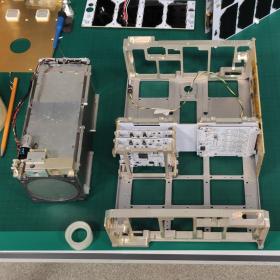Кубсат НОРБИ-2 6U и телескоп СОЛ в разобранном виде. Фотография Лаборатории солнечной астрономии ИКИ РАН и ИСЗФ СО РАН