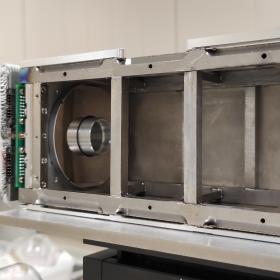 Фрагмент наземных испытаний телескопа СОЛ. Телескоп со снятой стенкой, видно зеркало. Фотография Лаборатории солнечной астрономии ИКИ РАН и ИСЗФ СО РАН