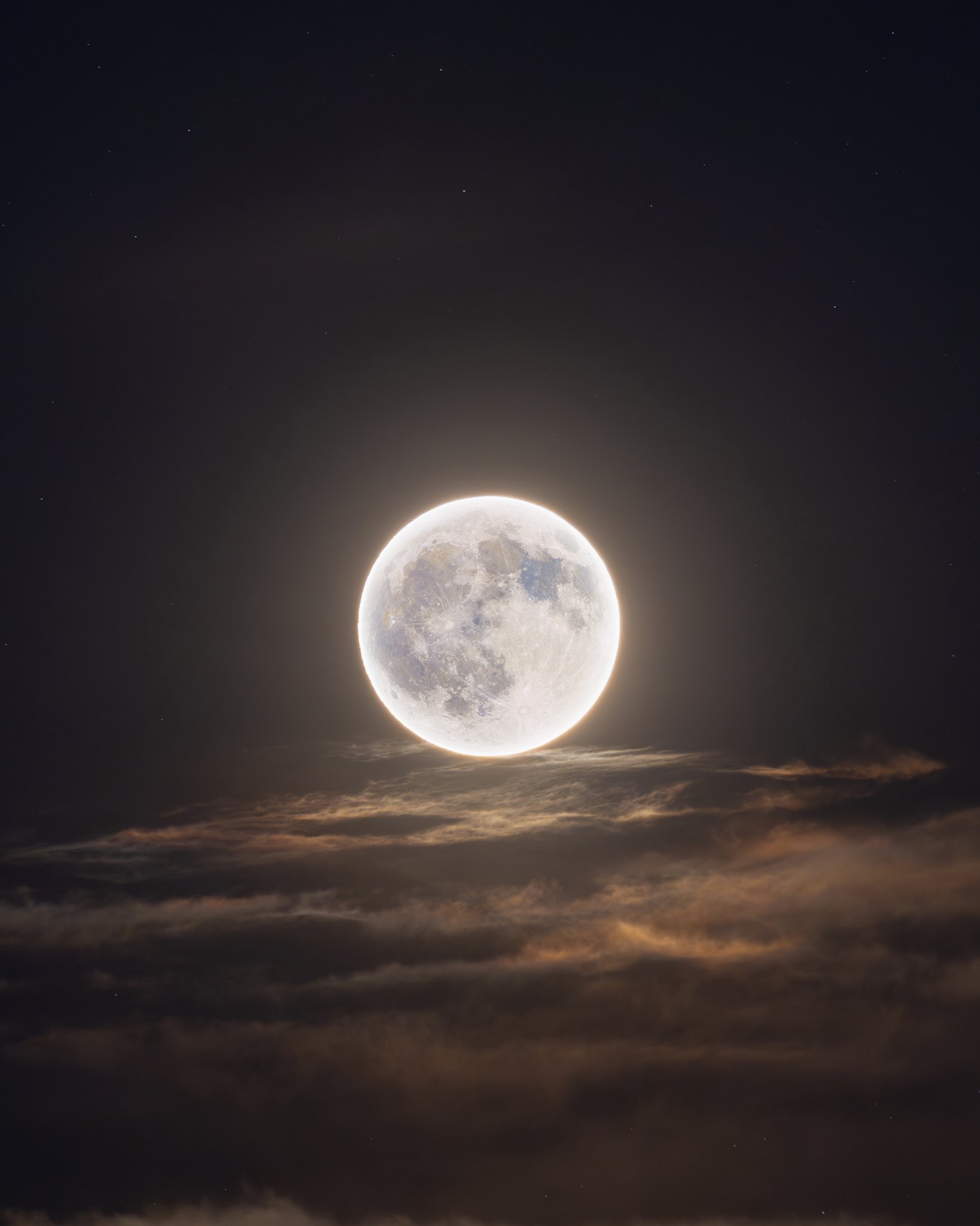 Луна в небе над США / © Rami Ammoun