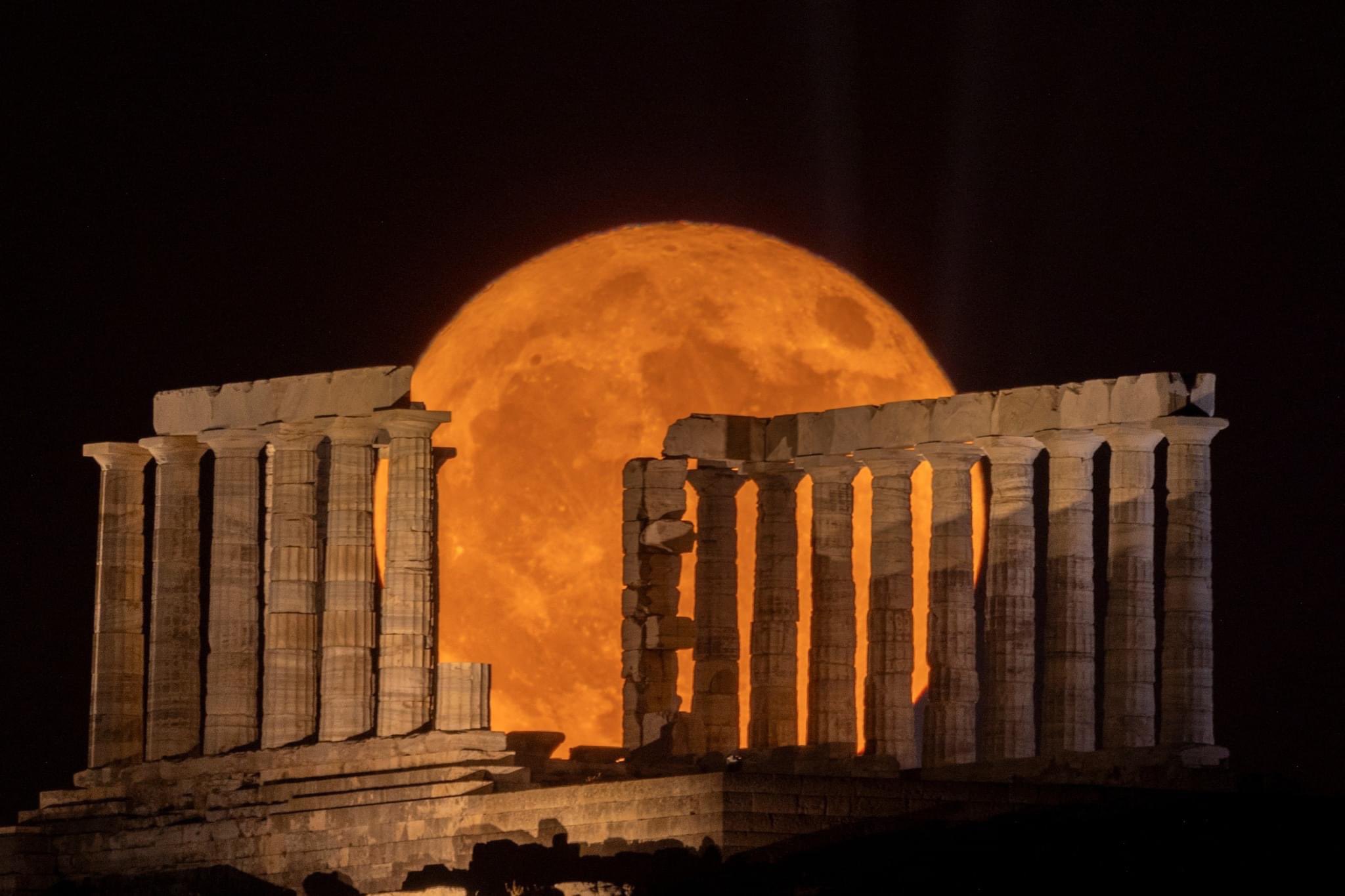 Луна над храмом Посейдона на мысе Сунион недалеко от Афин (Греция) / © Reuters
