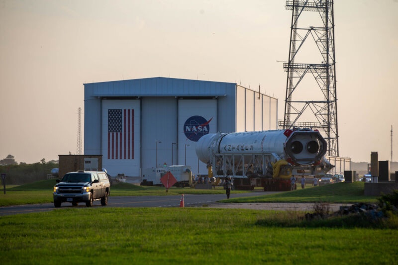 Ракета Antares компании Northrop Grumman выкатывается из ангара на острове Уоллопс, штат Вирджиния. Два российских двигателя видны на задней панели первой ступени.НАСА/Патрик Блэк