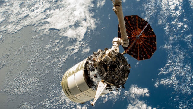 Космический корабль Northrop Grumman Cygnus изображен на Международной космической станции в начале этого года. Одна из двух солнечных батарей не сработала во время этого полета.НАСА
