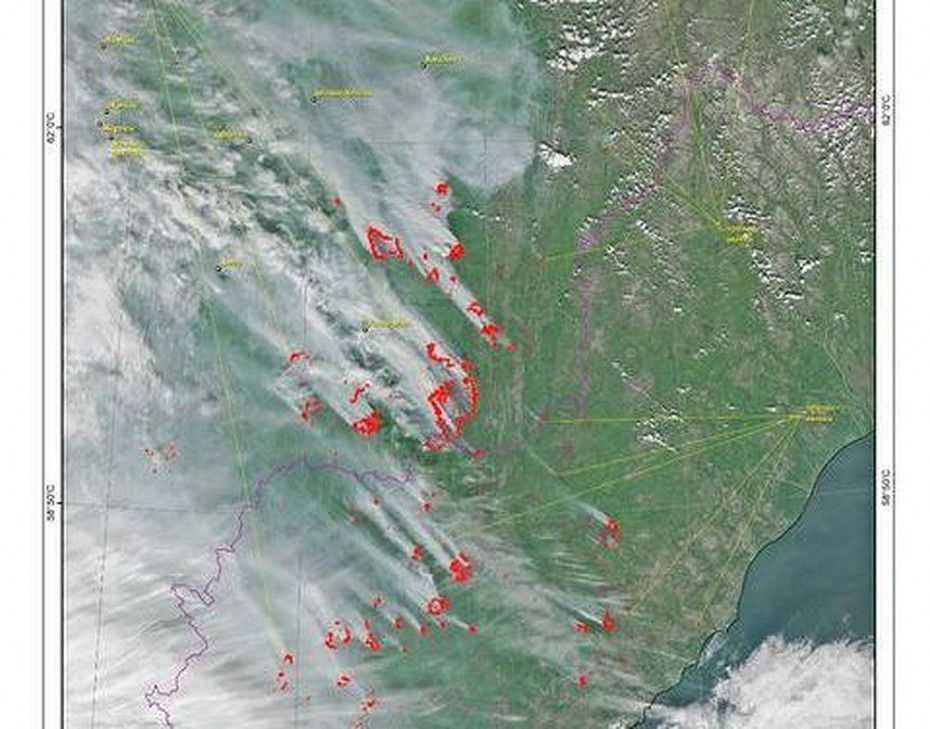 Спутниковый снимок дымовых шлейфов от пожаров над Якутией по состоянию на 14 августа 2023 года