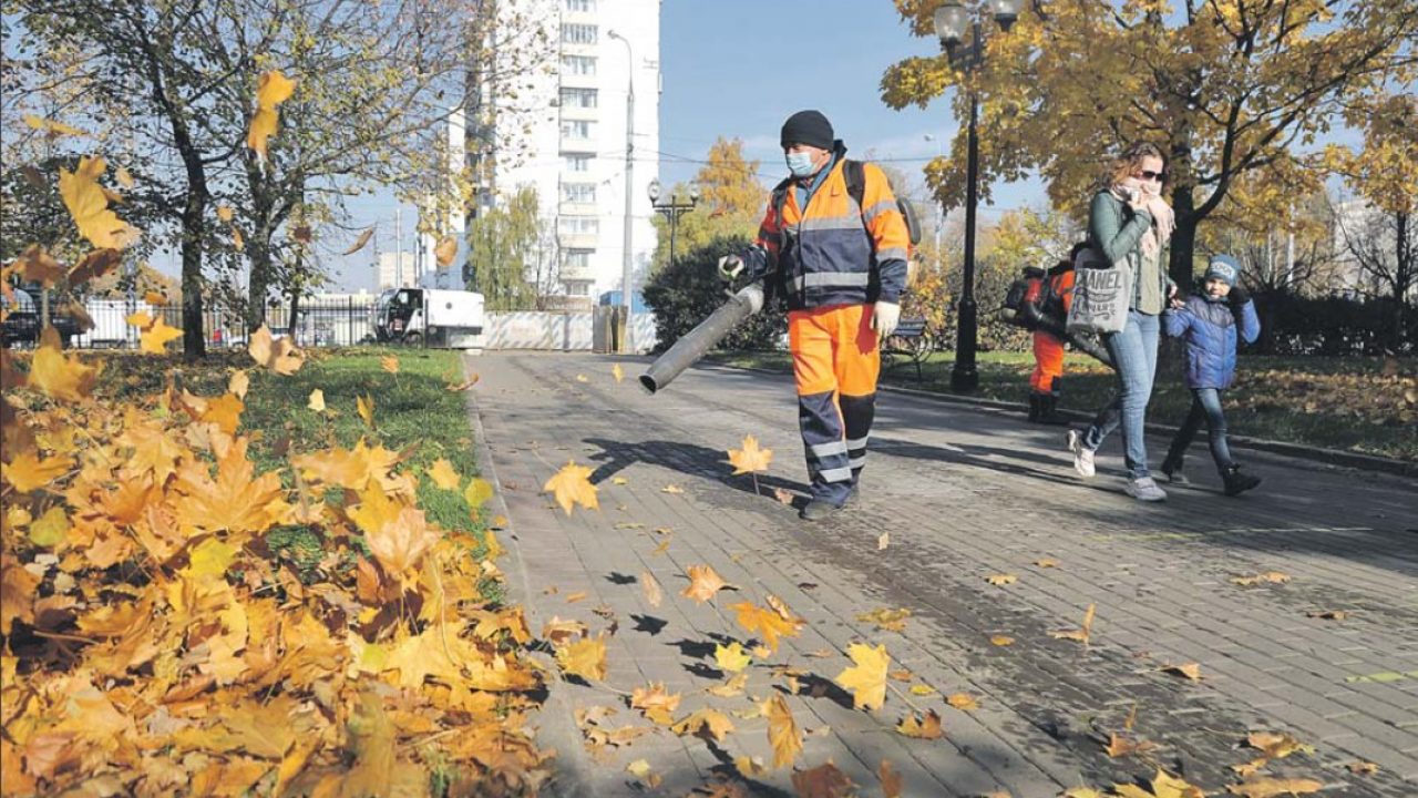 Жилищник перово. Москва убирают листву. Дворники убирают листву ноябрь.