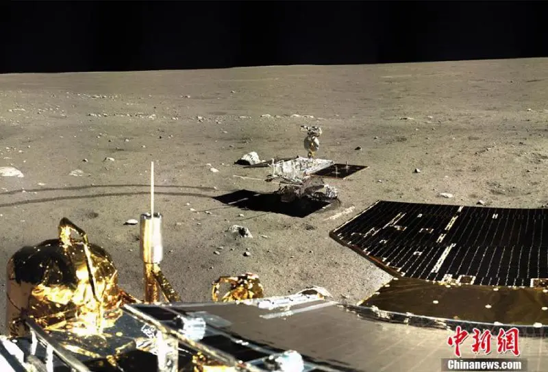 Посадочный модуль и луноход «Юйту» станции «Чанъэ-3» на поверхности Луны