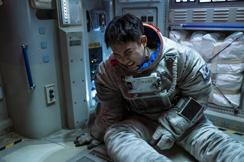 Прежде чем героически прилуниться, астронавту Хвану (То Гён Су) приходится много хлопотать лицом