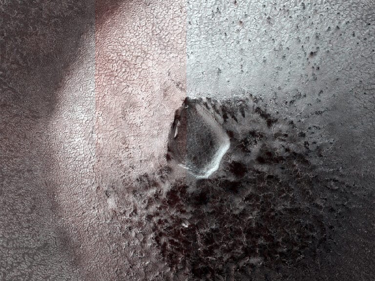 Марсианский кратер с «паутиной» / © NASA / JPL-Caltech / UArizona