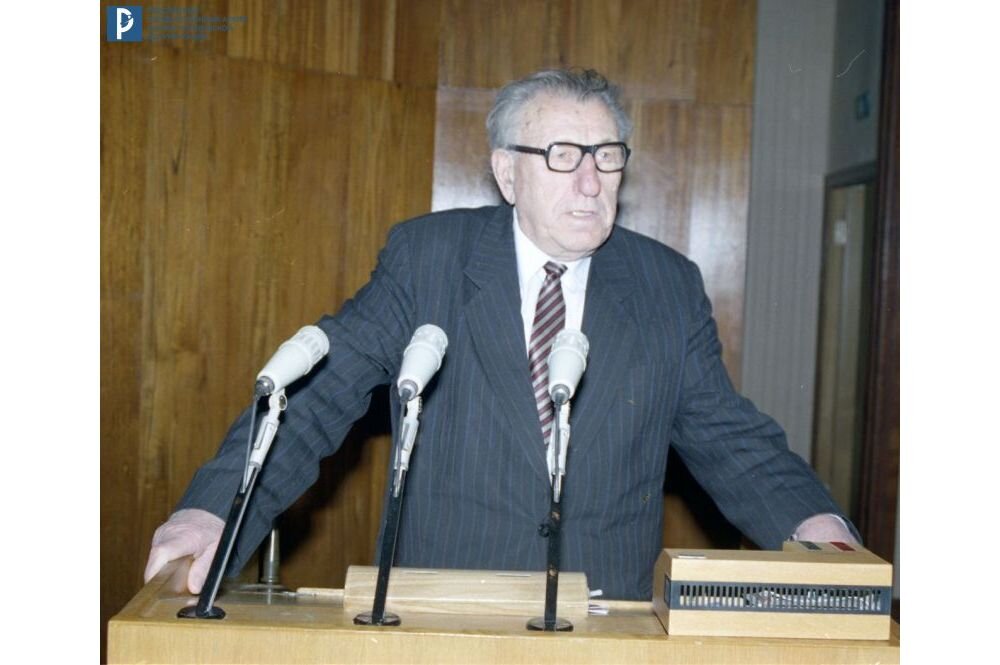 В.Ф. Уткин во время выступления на пленуме президиума Академии космонавтики им. К.Э. Циолковского. 29 марта 1999 г. РГАНТД. Арх. № 0-14361 цв. height=665px width=1000px