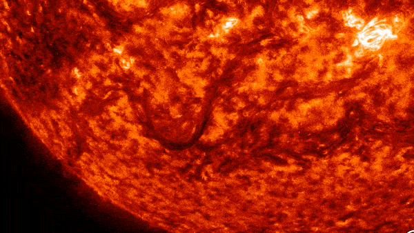 На Солнце образовался огненный каньон / © NASA / SDO / Helioviewer