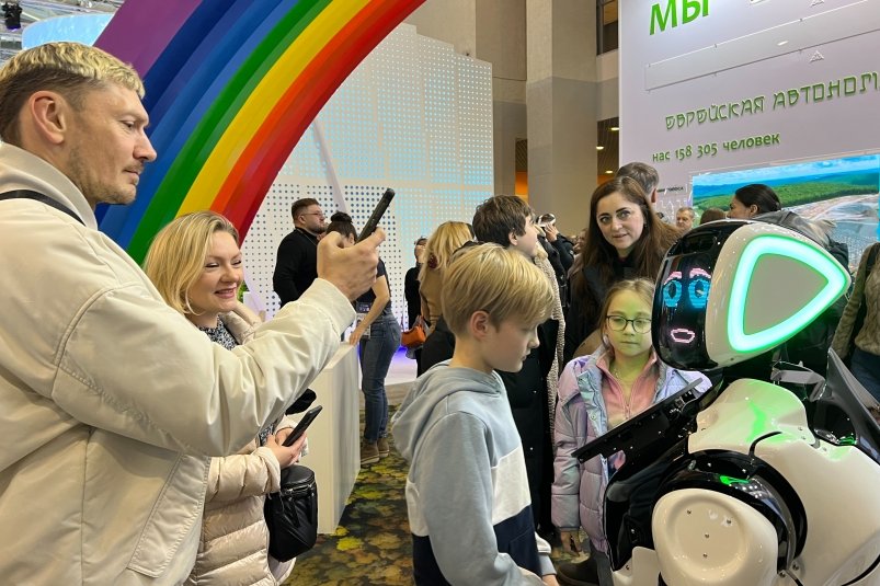 Робот Моня из ЕАО стал абсолютным фаворитом у гостей выставки