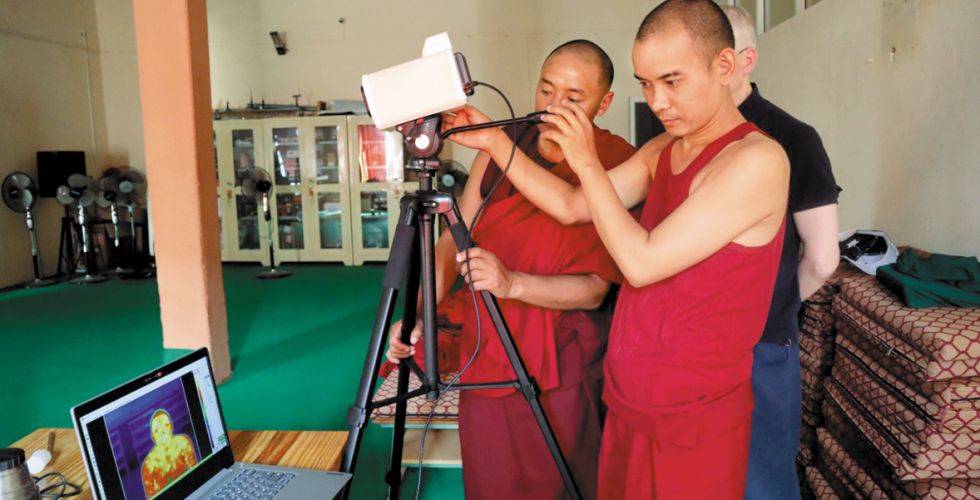 Монахи-исследователи осваивают научное оборудование