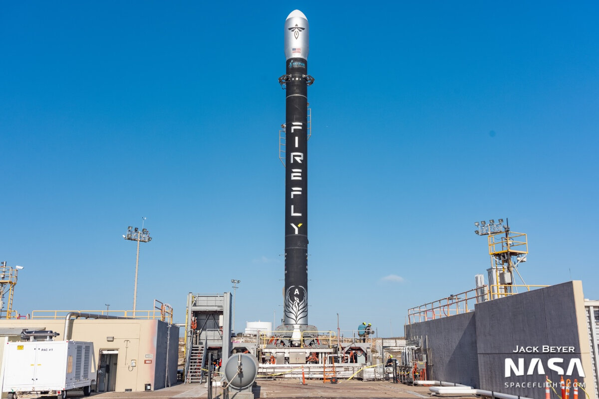 Firefly Alpha на стартовом столе, архивный снимок. Credit: Firefly Aerospace/Jack Beyer/NASA Spaceflight. height=800px width=1200px
