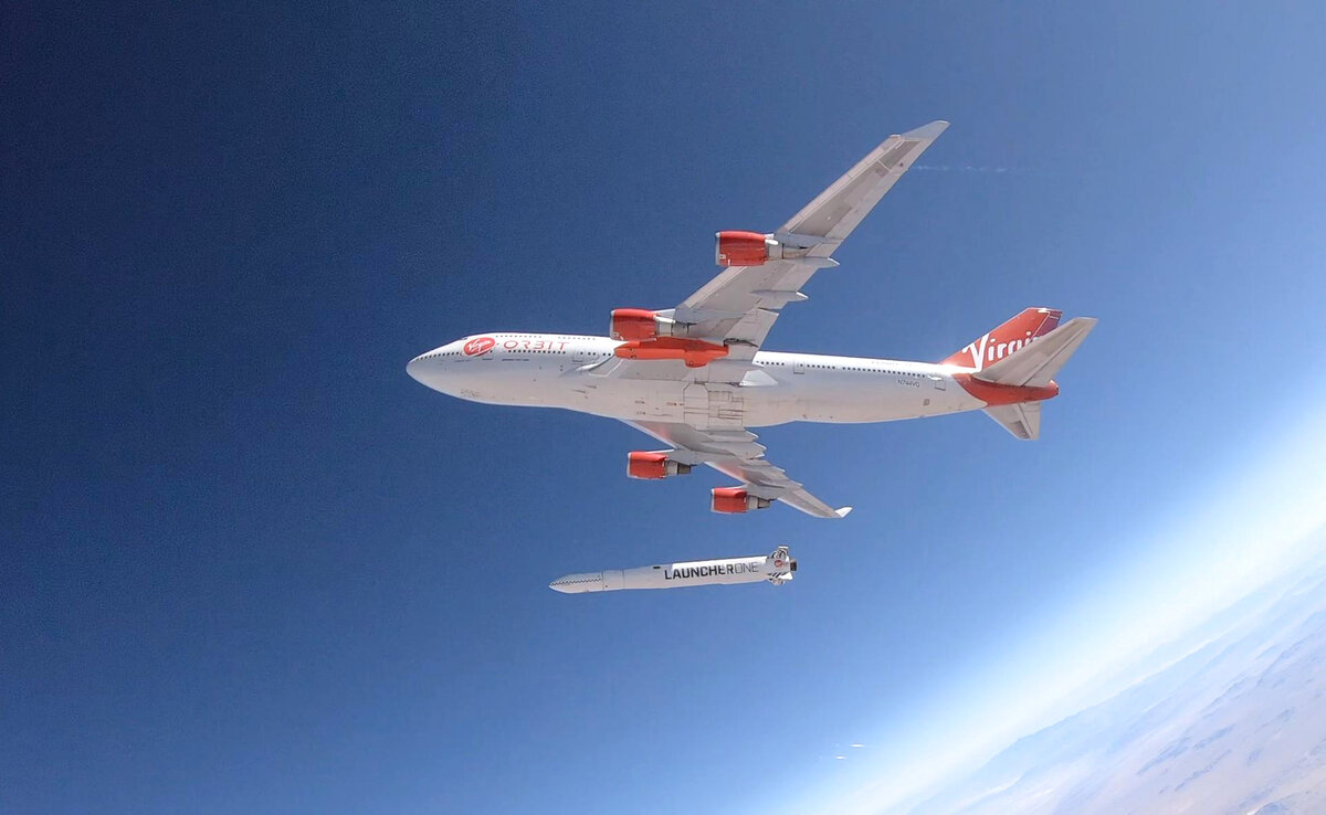 Самолёт Boeing 747 Cosmic Girl запускает РН LauncherOne во время испытаний, архивный снимок. Credit: Virgin Orbit. height=738px width=1200px