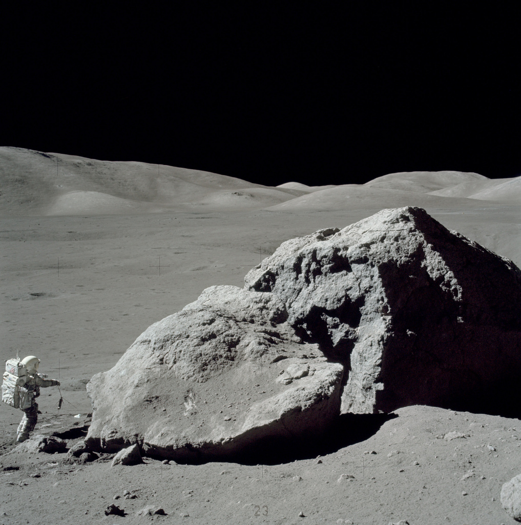 Планетный геолог и астронавт Харрисон Шмитт отбирает образцы лунных пород. Пилотируемый полёт корабля Аполлон-17