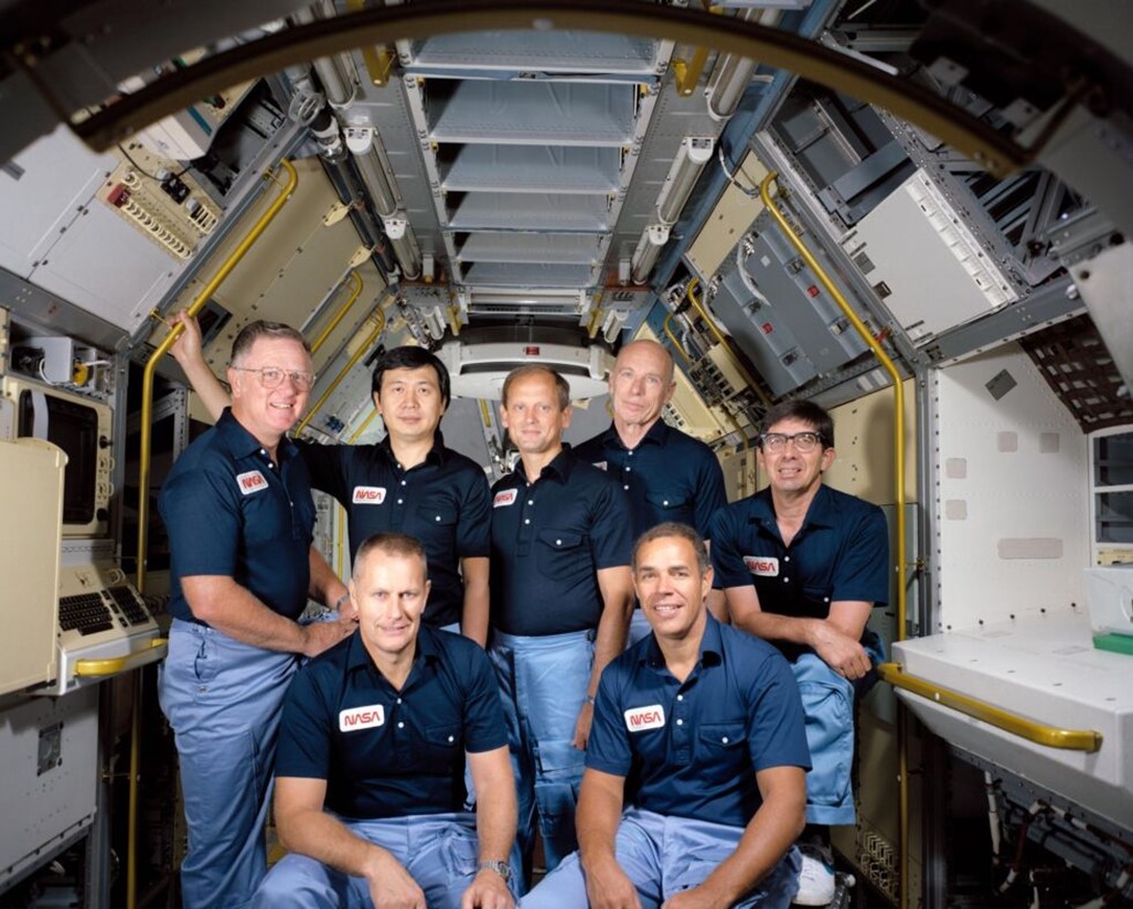 Команда миссии STS-51-B. Второй слева вверху — Уэнг