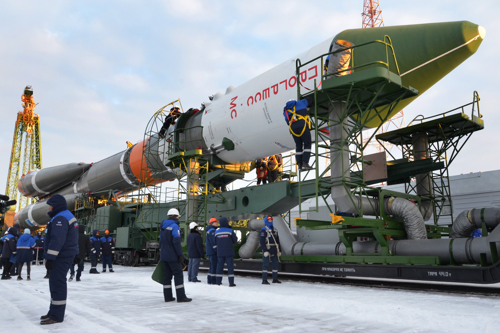 Ракета с транспортным грузовым кораблем «Прогресс МС-26» установлена на старте