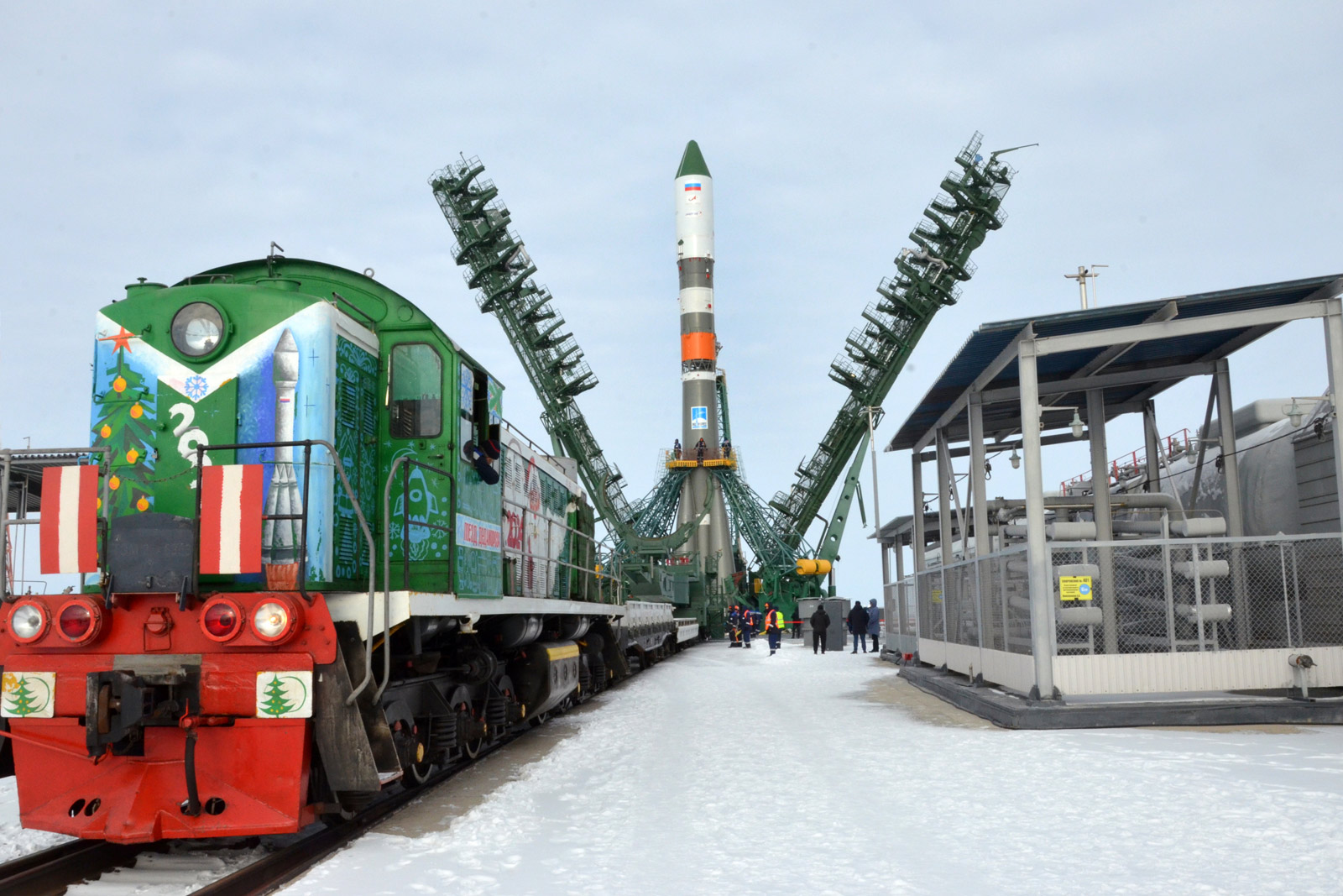 Ракета с транспортным грузовым кораблем «Прогресс МС-26» установлена на старте