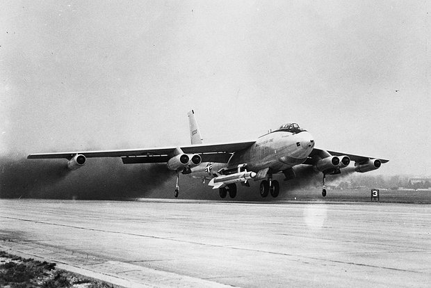 Взлет бомбардировщика В-47 с ракетой Bold Orion