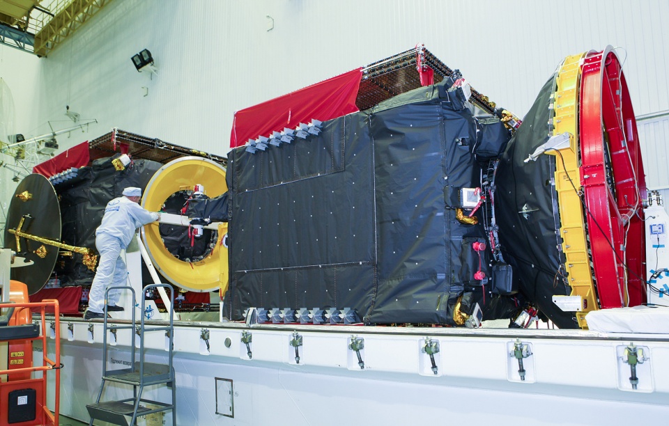 Спутники «Экспресс-АТ1» и «Экспресс-АТ2» перед отправкой на космодром