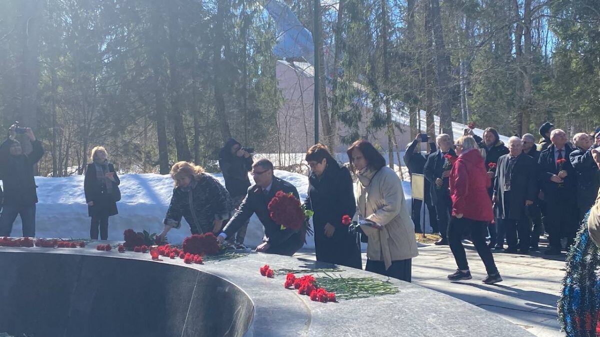 27 марта состоялся ежегодный памятный митинг и церемония возложения цветов к месту гибели Юрия Гагарина и его наставника Владимира Серегина.-2 height=675px width=1200px