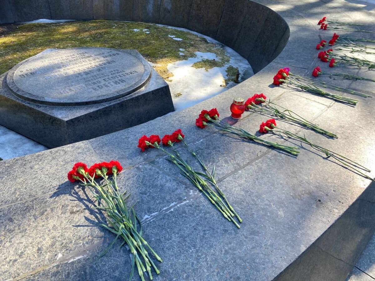 27 марта состоялся ежегодный памятный митинг и церемония возложения цветов к месту гибели Юрия Гагарина и его наставника Владимира Серегина.-3 height=900px width=1200px