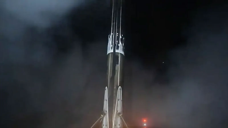 Первая спупень ракеты совершает мягкую посадку на баржу. Источник изображения: SpaceX