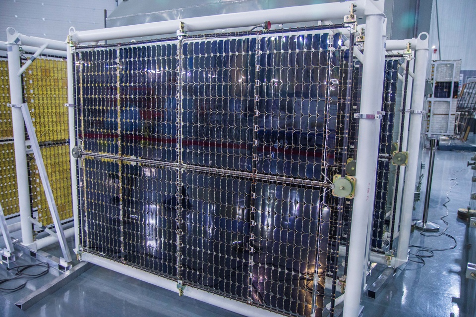 Панели солнечной батареи метеоспутника «Арктика-М» перед отправкой заказчику