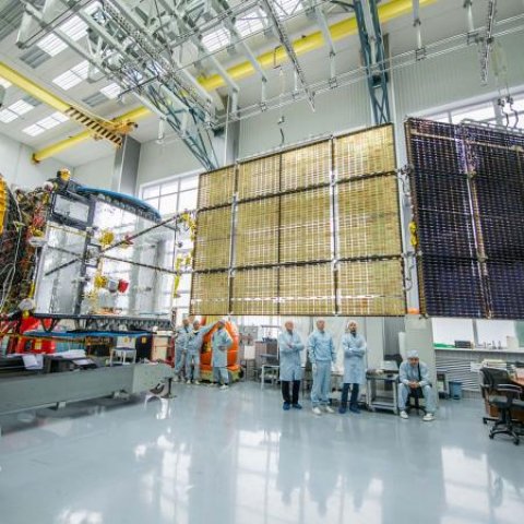 Проверка раскрытия крыла солнечной батареи на спутнике «Экспресс-АМУ3»