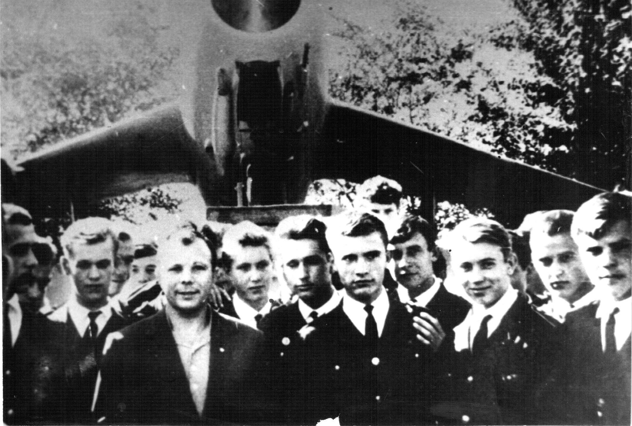 Первый самолет юрия гагарина. Гагарин в Оренбургском летном училище. Гагарин летное училище самолет Оренбург.