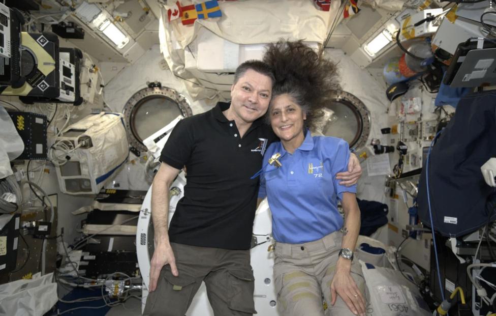 Командир отряда космонавтов Роскосмоса Олег Кононенко и астронавт NASA Сунита Уильямс. Олег Кононенко/ Роскосмос/ ТАСС